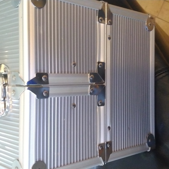 Women's silver makeup trunk carrying case - Picture 7 of 17